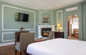 Carriage House Suite with Jacuzzi Tub Photo 1